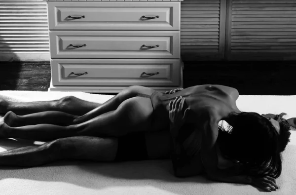 Yatakta Dinlenen Bir Çift Genç Ukala Aşıklar Yetişkin Mutlu Bir — Stok fotoğraf