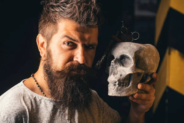 Berber makası ve düz jilet. Tıraş örüntörüyle stil yapıyor. Berber makası. Berber - Tıraş ve Süsler. Sakal şekillendirme kesimi. Saç Stilisti ve Berber