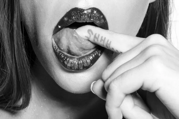 Sexiga Läppar Tyst Ljust Läppstift Eller Läppglans Kvinnans Hemligheter Tystnadens — Stockfoto