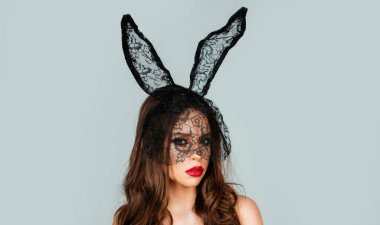 Paskalya tavşanı. Şehvetli baştan çıkarıcı kadın. Tavşan maskeli seksi moda kadını.