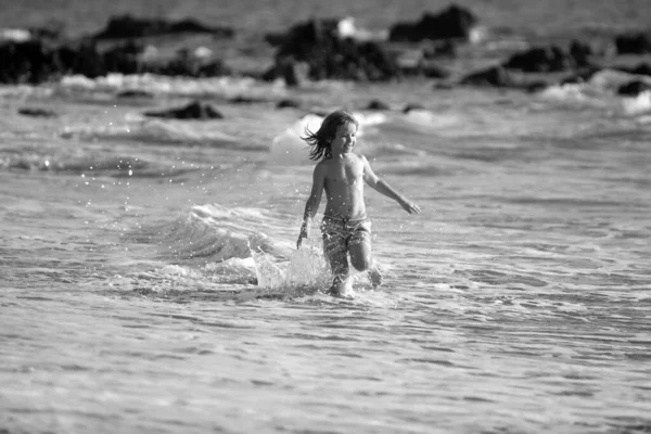 Chico Corriendo Playa Niño Feliz Correr Mar Las Vacaciones Verano — Foto de Stock
