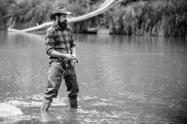 Серьезный Бородатый Рыбак Воде Зрелый Человек Рыбачит Рыбалка Весело Настоящее — стоковое фото