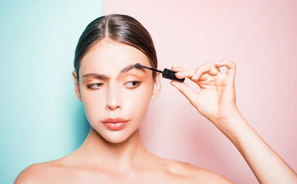 Una Rutina Belleza Chica Mantenga Aplicador Cosmético Mujer Maquilló Cara —  Fotos de Stock