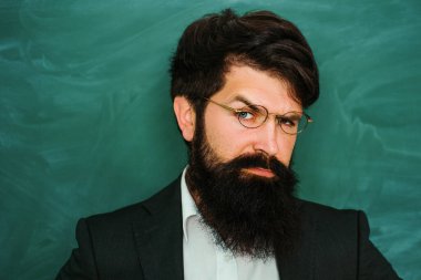 Eğitim ve öğrenme insanlar kavramı - kara tahta yakın kadın Öğretmen. Bilgi günü. İyi öğretmenler genellikle iletişim ustalarıdır. Ders