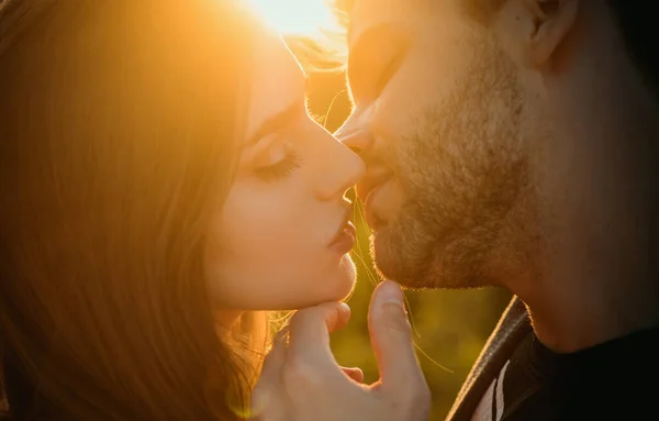 Belo Casal Está Beijar Casal Namorados Apaixonado Romance Noite Para — Fotografia de Stock