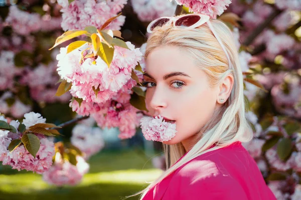Όμορφο Κορίτσι Ροζ Λουλούδια Στο Πάρκο Ανθίσεων Του Καλοκαιριού — Φωτογραφία Αρχείου