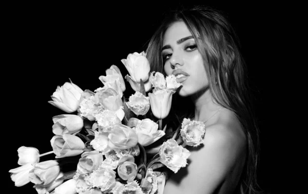 Mode Junge Frau Mit Tulpen Blumenstrauß — Stockfoto