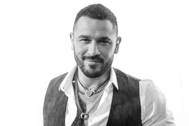 Resmi kıyafetli, genç, yakışıklı bir esmer. Şık bir genç adamın portresi. Yakışıklı genç adam izole edilmiş. Yaşam tarzı insan kavramı. Kısa sakal.