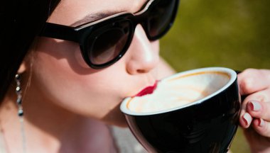 Moda kızı enjoyng kahve dışarıda. Cappuccino americano latte espresso