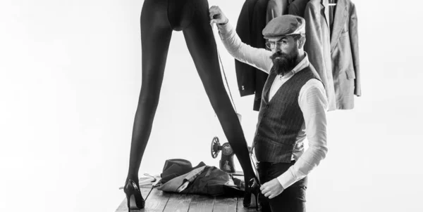 穿着黑色紧身裤的性感女人的长腿 更友好的员工与女性调情 俊俏的胡子裁剪设计师从性感美女身上量身定做 — 图库照片