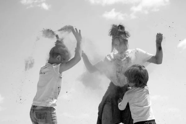 色の粉と色の塵のスプラッシュと感情的な陽気な興奮した子供たち — ストック写真