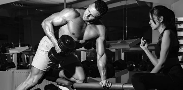 Sportovní Pár Trenérka Svalnatým Mužem Cvičící Bicepsy Zvedající Činky Sportovec — Stock fotografie