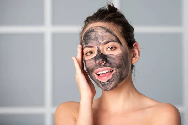 Ansiktsbehandling Vacker Ung Kvinna Med Träkol Lera Ansiktsmask Ansiktet Hudvård — Stockfoto