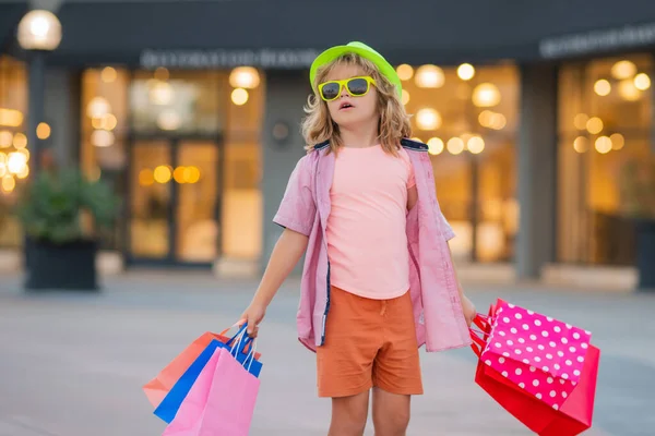 Comprando Niños Tienda Moda Chico Compras Retrato Niño Con Bolsas —  Fotos de Stock