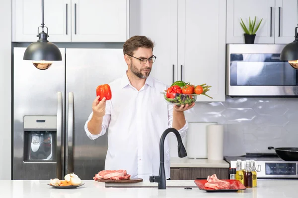 Knappe Man Die Salade Kookt Keuken Hij Leunt Keuken Met — Stockfoto
