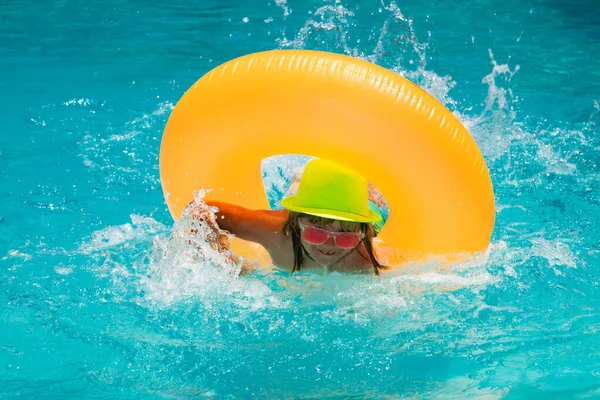 Sommerspaß Für Kinder Kind Planscht Und Schwimmt Auf Aufblasbarem Spielzeugring — Stockfoto