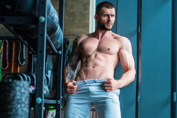 Muscular Man Workout Gym Athletic Man Having Weight Training Gym — Stockfoto