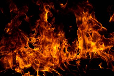 Alevler. Siyah arka planda yanan ışıklar. Siyah arka planda yangın alevleri. Soyut yangın alevi arkaplanı