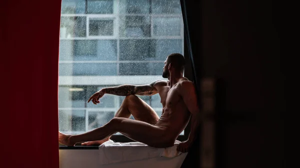 Çıplak Vücutlu Kaslı Omuzlu Bir Adam Yatakta Çıplak Bir Adam — Stok fotoğraf