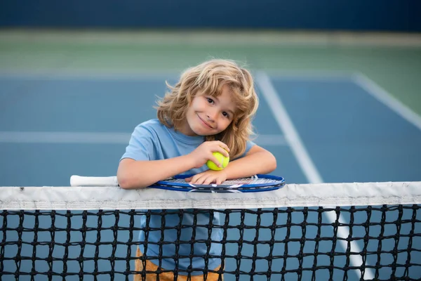 Kind Spielt Tennis Sportkind Mit Schläger Auf Tennisplatz Beim Training — Stockfoto