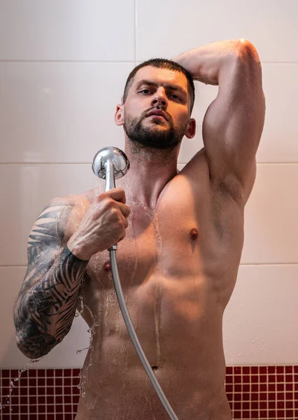Portret Van Een Naakte Man Die Doucht Badkamer Mannelijke Hygiëne — Stockfoto