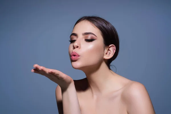 Sensuale Giovane Donna Inviare Bacio Aereo Isolato Sfondo Studio Bacio — Foto Stock
