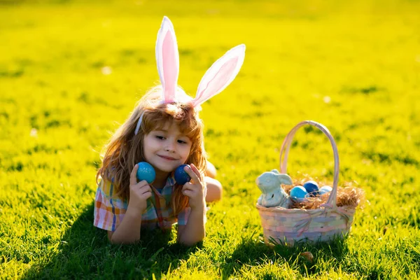 Wielkanocny Dzieciak Parku Dziecko Chłopiec Stroju Królika Króliczymi Uszami Polowanie — Zdjęcie stockowe