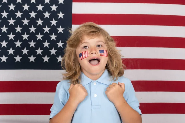 7月4日是独立日 美利坚合众国的概念 儿童面颊上有美国国旗的标志 美国儿童 — 图库照片