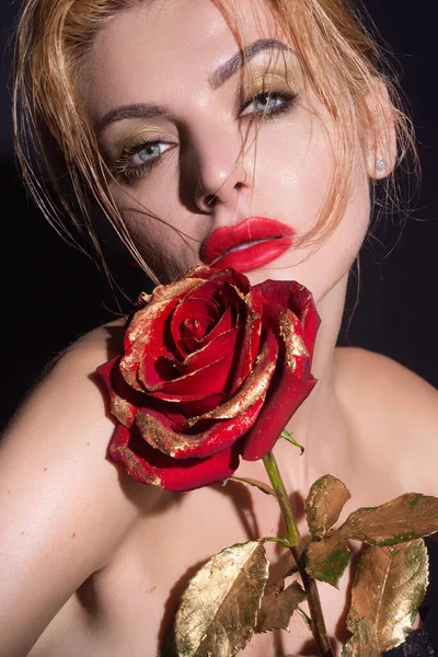 Красивая Женщина Красными Губами Модным Макияжем Розами Позирующими Студии Портрет — стоковое фото