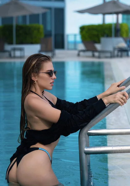 Portrait Beautiful Young Woman Leisure Swimming Pool Sea Ocean Travel — Stockfoto