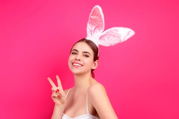 Wesoła Młoda Kobieta Nosi Uszy Króliczka Wielkanocnego Trzymając Dekoracyjne Kolorowe — Zdjęcie stockowe