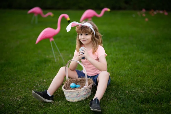 Miúdo Páscoa Parque Criança Orelhas Coelho Mantém Ovo Easter Menino — Fotografia de Stock