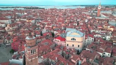 Venedik 'in havadan görünüşü. Venice Kanalı 'na uçun. Venedik, İtalya 'nın hava aracı panoramik videosu