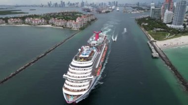 South Point, South Beach, Miami ve Florida 'dan gelen yolcu gemisinin hava görüntüsü. Hükümet kanalından Atlantik Okyanusu 'na Miami limanından gemi girişi. Okyanus Seyahati