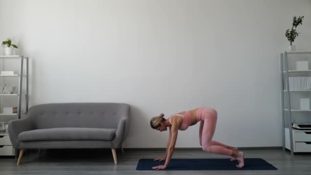 Femme Pratique Yoga Exercice Étirement Corps Maison Jeune Matin Exercice — Video