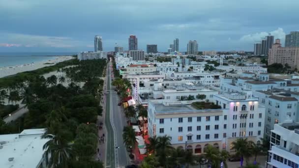 マイアミビーチ 建物や海の空中ビュー マイアミ サウスビーチの空中ビュー 豪華なアパートと水路を持つフロリダ州のマイアミビーチ — ストック動画