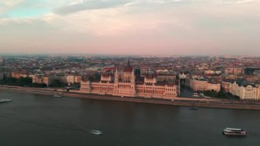 Budapeşte 'nin havadan görünüşü. Stephens Bazilikası, Tuna Nehri, Budapeşte Parlamentosu, Castle Hill. Budapeşte Kalesi Tepesi bölgesinin havadan görüntüsü. Budapeşte Kalesi