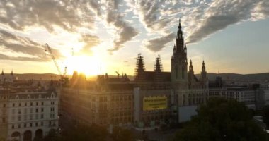 Viyana Belediye Binası. Rathusplatz 'ın havadan görünüşü. Rathauspark 'taki Rathaus' un tepesinde. Rathaus Viyana 'da, belediye binasında. İnsansız hava aracı görüntüleri. Başkent Wien 'deki Rathaus Belediye Binası. Avrupa 'da seyahat