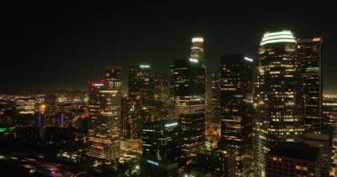 Los Angeles şehir merkezindeki aydınlık sokaklar alacakaranlıktaki alacakaranlıkta ufuk çizgisi. Hava görüntüsü. Alacakaranlık 'ta Los Angeles. Los Angeles şehir merkezindeki gece siluetinin hava görüntüsü. Los Angeles Vadisi California şehir manzarası gecesi