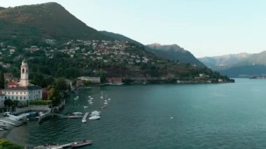 Como Gölü, Lago di Como kıyısındaki Skyline dağları. İHA 'nın hava görüntüsü. Como Gölü, Lombardy, İtalya. İtalya 'da seyahat ve turizm