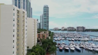 Miami plajı silueti. İHA 'dan Miami Plajı' nın tropik cennet manzarası. Miami South Beach Havacılık Panoraması. Florida 'da turizm merkezi oteller ve okyanus