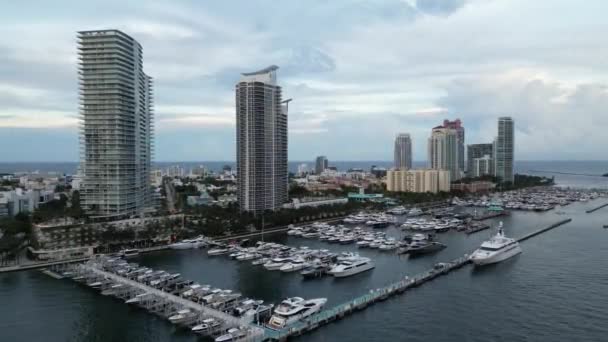 マイアミビーチでヨットクラブとマリーナの空中ビュー ヴェネツィアのマリーナにボート マイアミ国際ボートショーでヨット — ストック動画