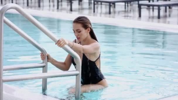 Sexy Vrouw Het Zwembad Badmode Model Zomervakantie Meisje Sexy Badpak — Stockvideo