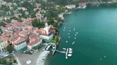 Como 'daki gölün hava aracı görüntüsü, şafakta dağlar. Bellagio Köyü, Como Gölü, İtalya