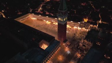 Gece San Marco kare çan kulesinin hava görüntüsü. San Marco Meydanı 'nda İHA uçuşu. Venedik, İtalya 'da St Mark Meydanı. Venedik 'teki Bazilika Campanile. Piazza San Marco sunar Doges Sarayı