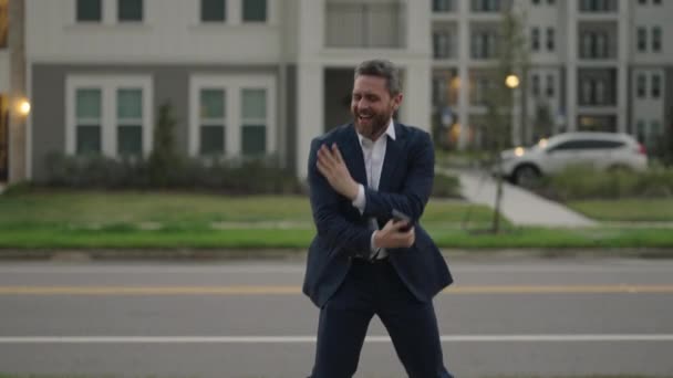 Retrato Hombre Negocios Confiado Caminando Por Calle Hablando Por Teléfono — Vídeos de Stock