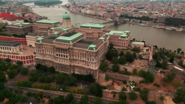 布达佩斯多瑙河天际线 匈牙利布达佩斯 布达佩斯大楼的空中景观 匈牙利的城市景观 欧洲的旅行和旅游 布达佩斯市中心全景 — 图库视频影像