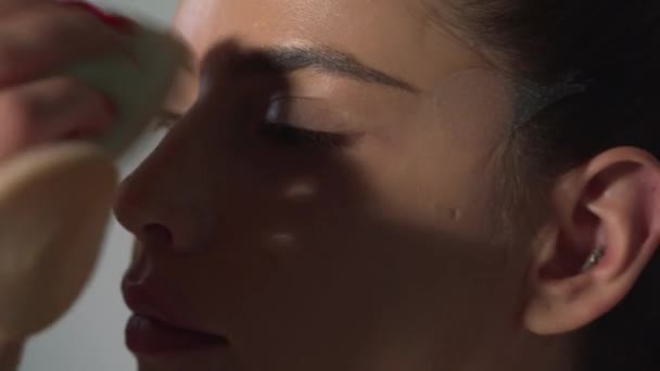 Jovem Maquilhadora Close Visagem Cosmético Rímel Maquiagem Artista Aplicando Pele — Vídeo de Stock