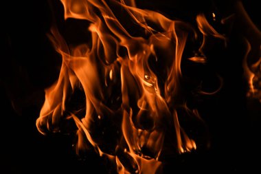 Yangın alevi siyah arkaplanda izole edildi. Alevler, soyut doku. Ateş deseni için sanat tasarımı, alev dokusu