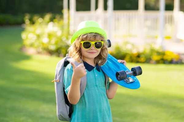 Criança Segura Skate Dia Ensolarado Parque Retrato Livre Pequeno Skatista — Fotografia de Stock